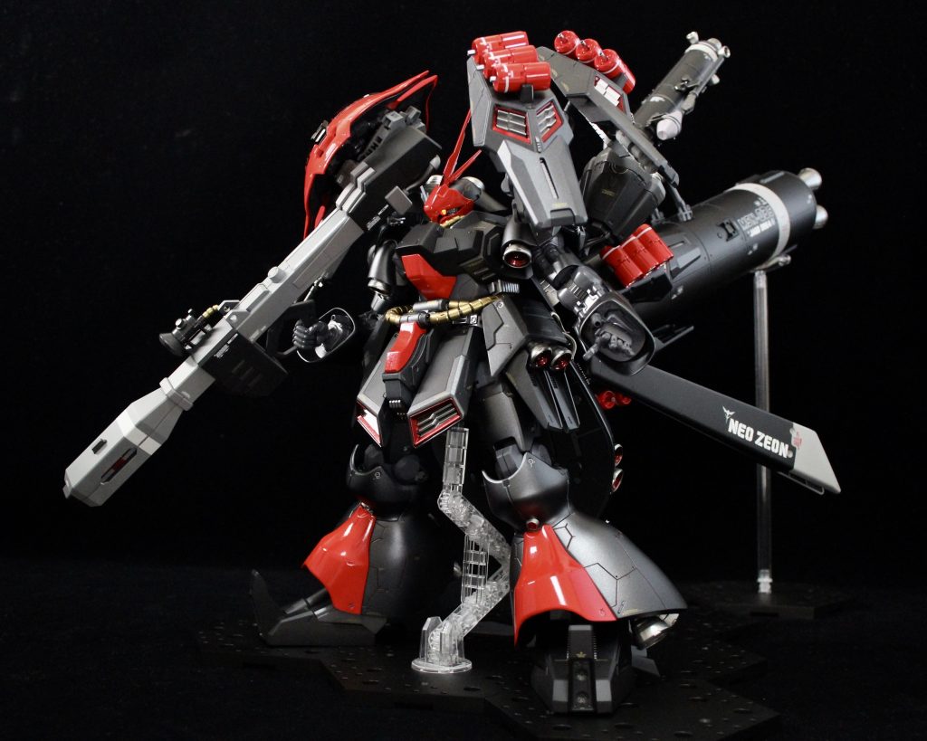 今回の一番気に入っている装備はこれ。
ファンネルコンテナ×2、片側をシールドのアシンメトリースタイルに、背負いものフル装備。前から見ると割とスッキリ見えますが…（続く