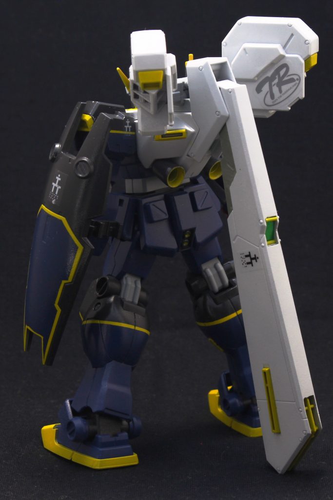 後ハメ、面出し→サフからの瓶出しでガンダムカラーのティターンズブルー1,2、MSホワイト、MSイエローと関節はクレオスのMrカラーのダークシーグレー、ライフルは連邦グレーをぶちまけました。
マーキングなどは付属のシールを指定どおりに貼り付けてトップコートを厚めに塗りました。
テトロンシールの段差消しはいつか挑戦してみたいです。