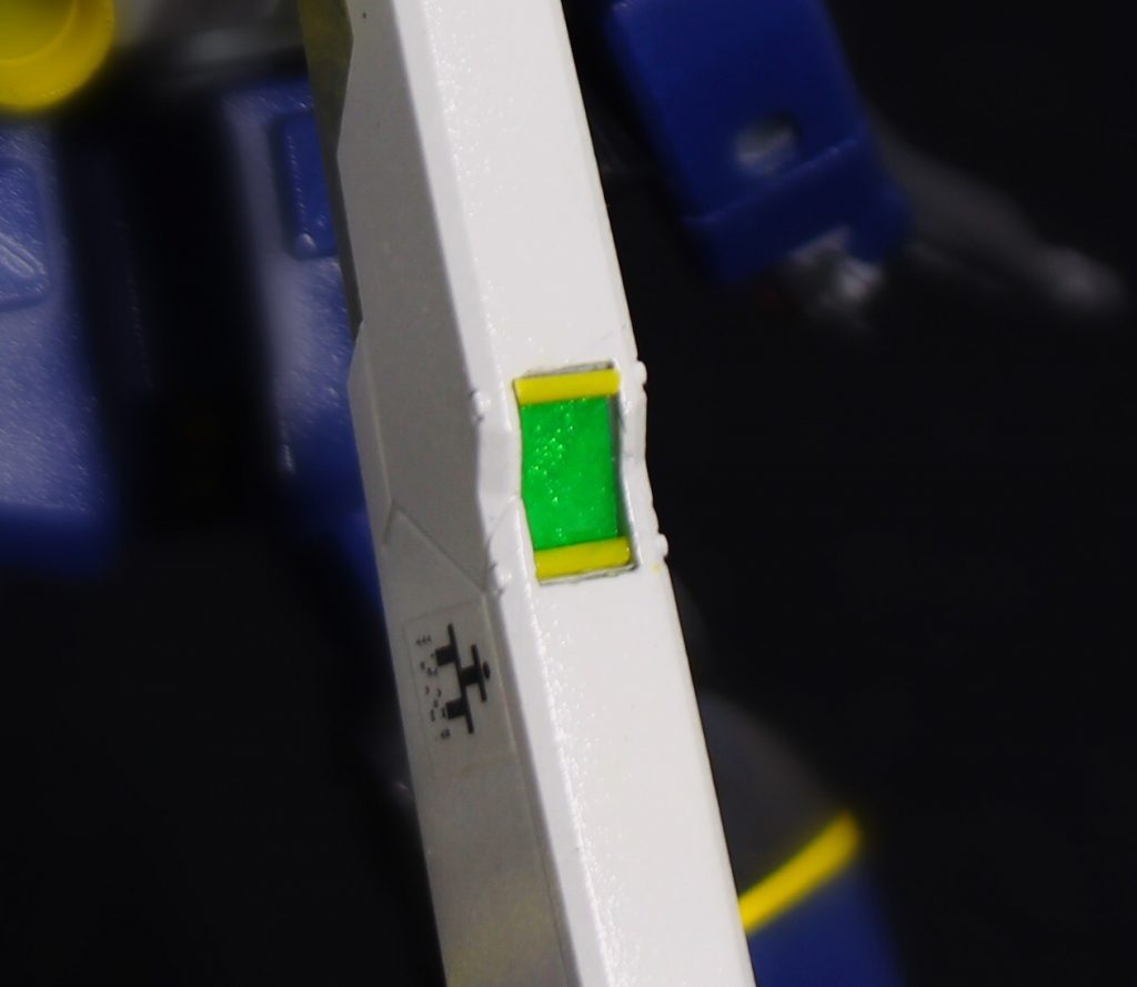 ちょっと遊んでみたトライブースターのセンサー部分。
透明プラ板の裏面シルバー、表面クリアグリーンでなんちゃってディテールアップ。
黄色のラインは1mmプラ棒を黄色で塗ったものを貼り付けています。