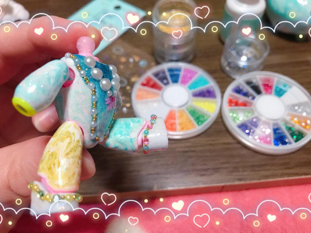 片足はゴールド×白マーブル。
そしてらお腹は深海風グラデになってます。
そして、ひたすらデコパーツでハデハデに仕上げました。