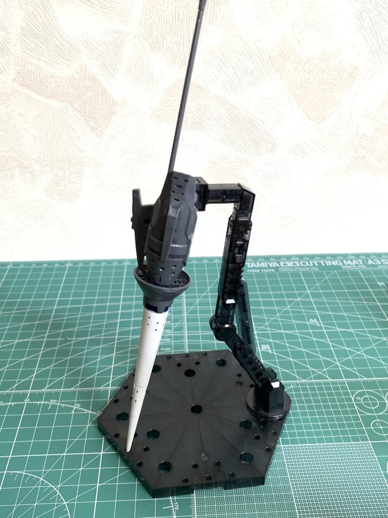 GNランス
セルペンテ専用のGNランス。ハイメガランチャー同様にシールドとして使える装甲を装備している。実体兵装の為GNフィールドを展開した敵に対しても有効。