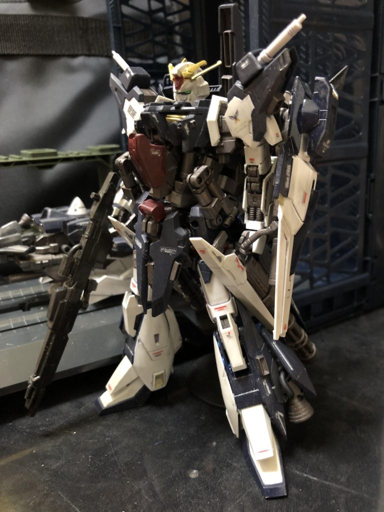 −機体解説−
“Oy−Zガンダム”は、三代目名人カワグチ(ユウキ・タツヤ☆パイセン)が、HGUC Ζガンダム(GUNPLA EVOLUTION PROJECT)」をベースに改造した機体である、“A−Zガンダム”を更に見直し、オリジナルの可変機構を組み込んで完成させたフォースチーム、「GUNSTARDOM」所属、oyz室長の専用機。
究極の汎用機として開発がされており、宙域、地上はもちろん、空中、水中、大気圏内に対し、可変する事で対応する。
高い機動力と戦闘力を有し、単機で敵部隊と渡り合う事が可能。特殊な仕様の為、通常のMS(今まで可変開発してきたMS)と別格の生産コストがかかっており、一見するとほぼA−Zガンダムだが、実は様々なガンプラのパーツを使用している。とは言っても、ジャンクパーツをいろんなトコから持ってきただけなんだけどね。ガトリングガンなど武装も強化され、状況によって武装を切り替える。その為高い判断力が問われ、更に可変機である為に操縦の難易度も非常に高く、乗り手を選ぶ、とも言える。oyzの製作したMSにありがちだが、高機動、可変機構を活かしたヒットアンドウェイ、強襲が主な戦闘スタイルとなる。