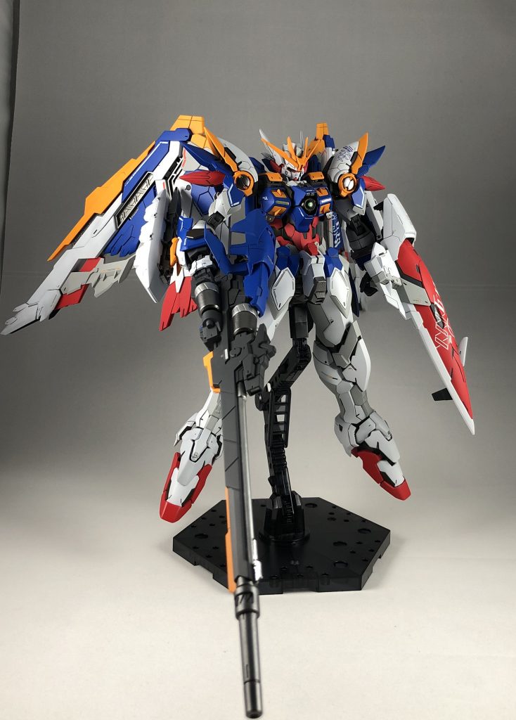 バスターライフルはモナカで真ん中に合わせ目があったので後ハメ加工しつつ合わせ目処理しました。
つや消しと光沢の両方を使って質感の違いを表現してます。