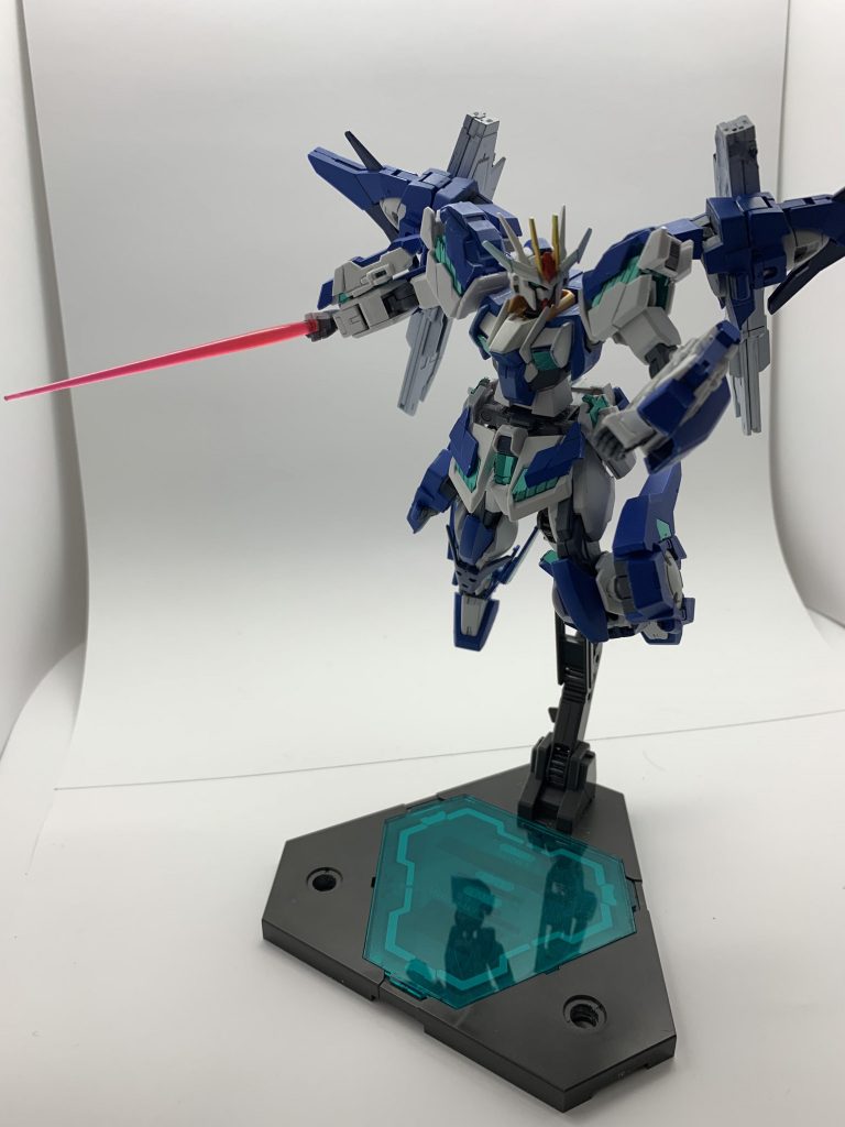 両腕に搭載されたビームサーベルはGNドライヴからエネルギーをチャージし、使用する。エネルギーの放出量を変化させて、威力は変えることも可能である。トランザム使用時にはビームサーベルの威力が数倍に跳ね上がる。