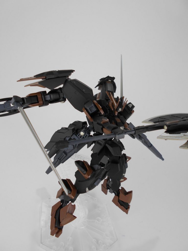 大型GNビームサーベル。リバーシブルガンダムの武装で、バックパックをスラスターからマニピュレータに切り替えて使用します。主に接近戦時に使用することを想定しています。