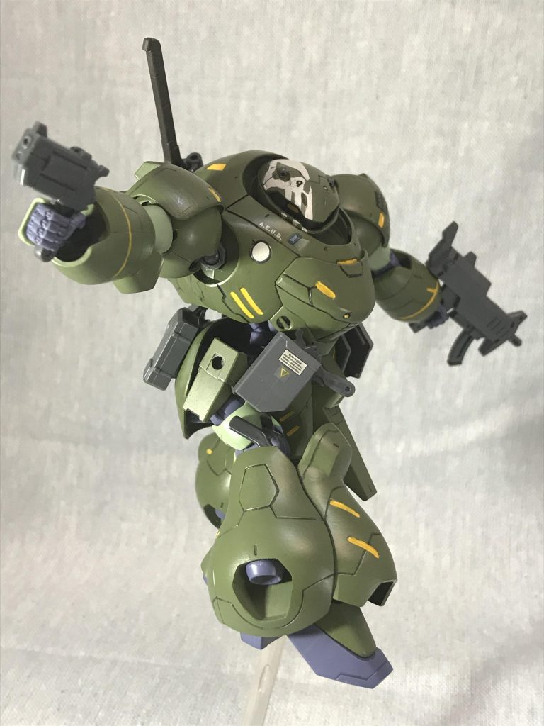 純正の肩は干渉して動かしにくいのでハイモックの肩に交換してます。良く動くしこれはいい!と思ったけど酷いゴリ体型に。