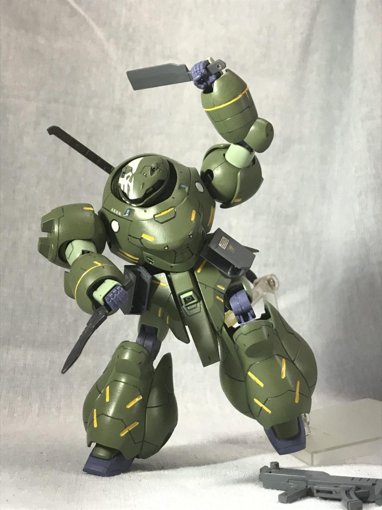 脛横の装甲内側に切り欠きを入れてナイフやナタが入るようにしてます。