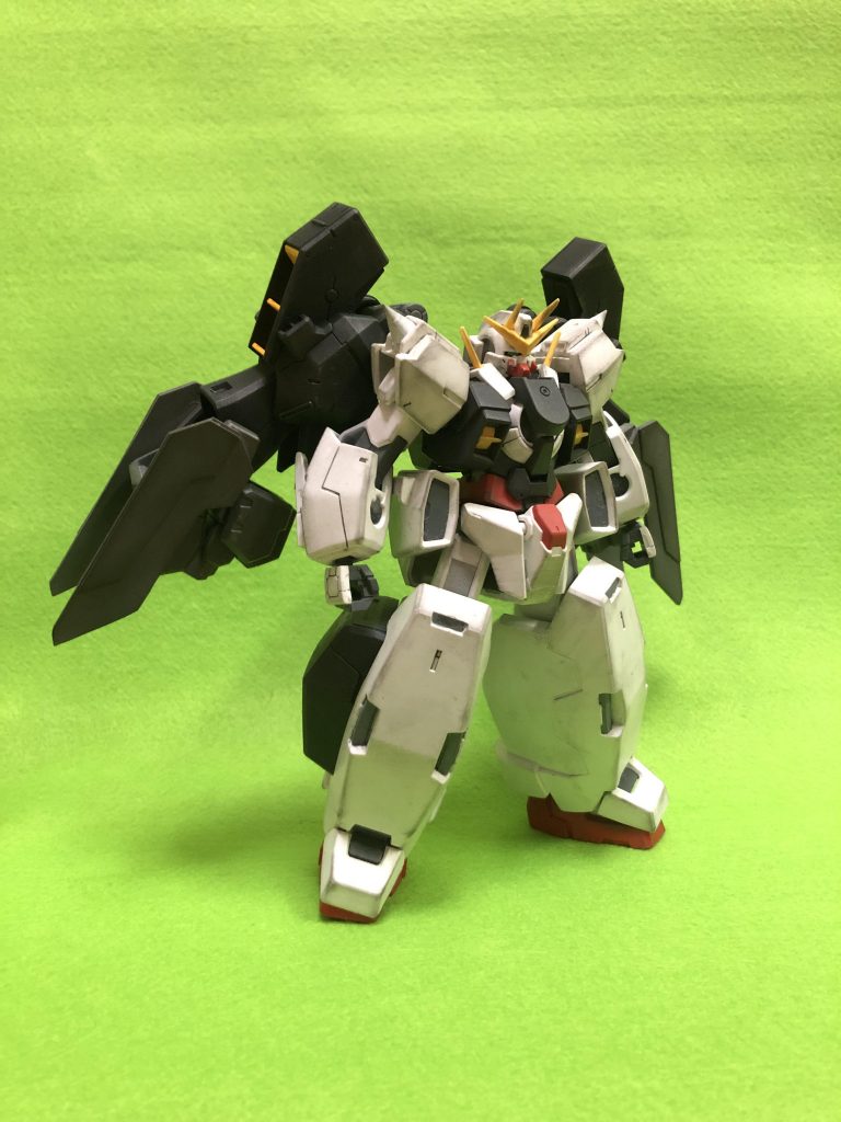 前面。改造箇所はバックパックと頭部で、肩にスパイクを追加、下腕にビームサーベルを装備した程度です。