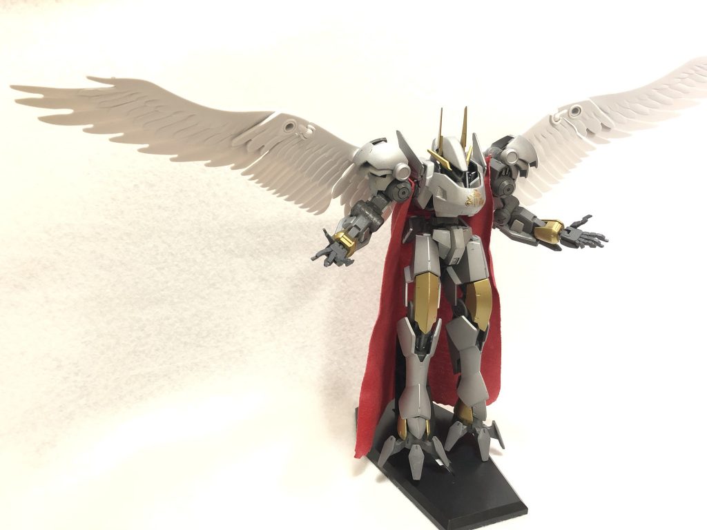 指先にプラ板を貼り、鋭い爪にしています。足も指の配置を変更し、鳥の足のように。肩と胸の装甲は、コトブキヤさんのパーツを使用。