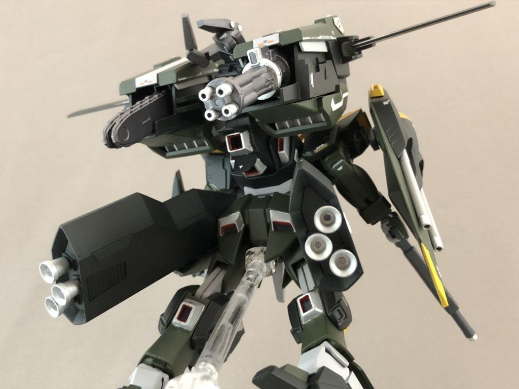 大型バックパックと腰部スラスターユニットから生まれる大推力によって、超重量ながら飛行可能となっている設定です。
とはいえ機動性はかなり低そうですね。