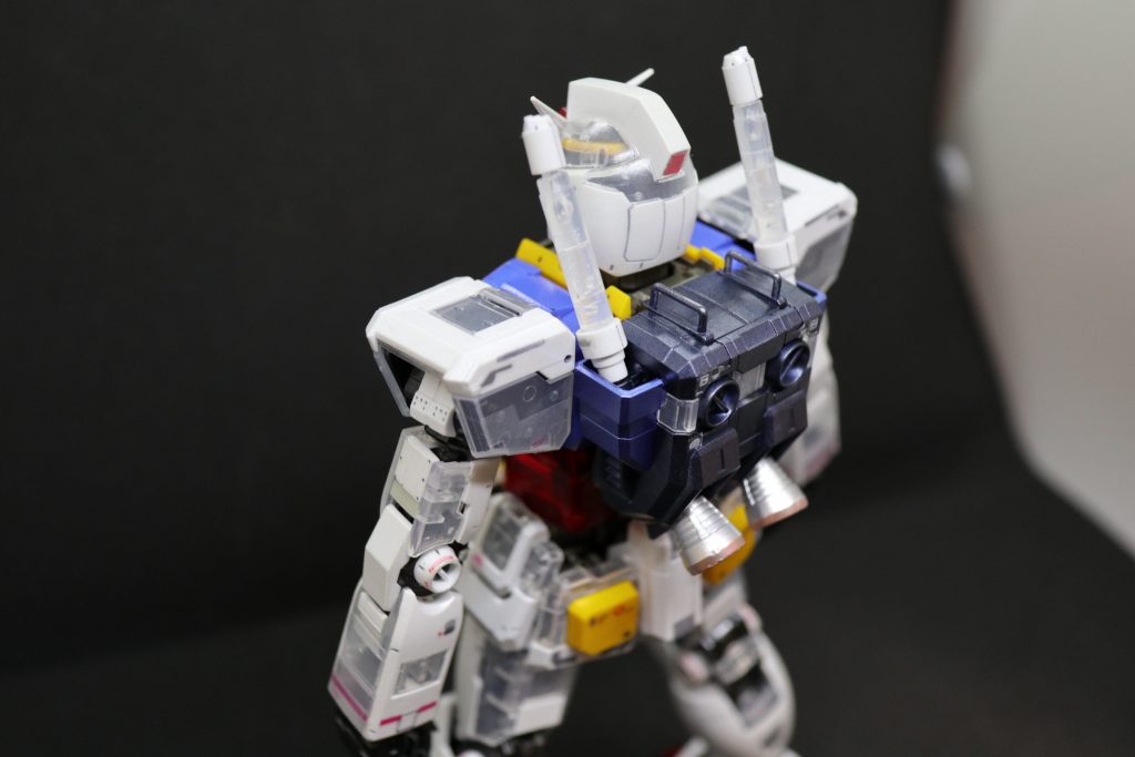 ビームサーベルの角度が気になります(笑)
バーニアの所が少しピンクっぽいのがお気に入りですかね