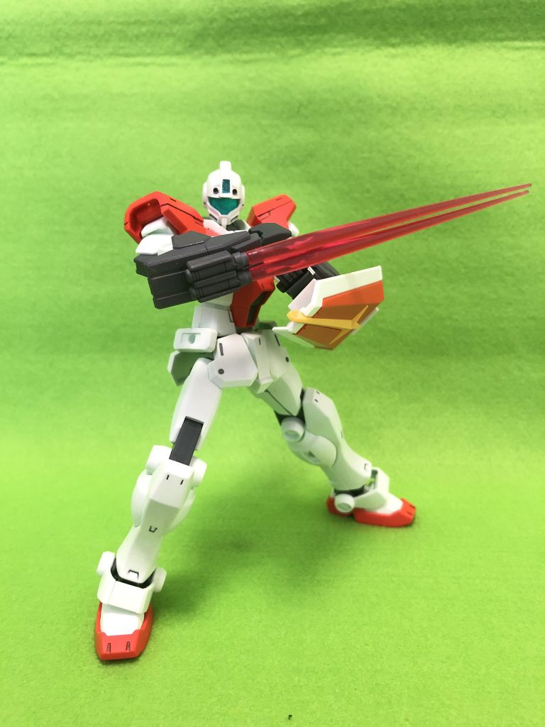 腕部にはEz-SRのアームガード、ビームサーベルを装備。シールド裏にも2本のサーベルを格納しているので、その気になれば三刀流とか出来ます。