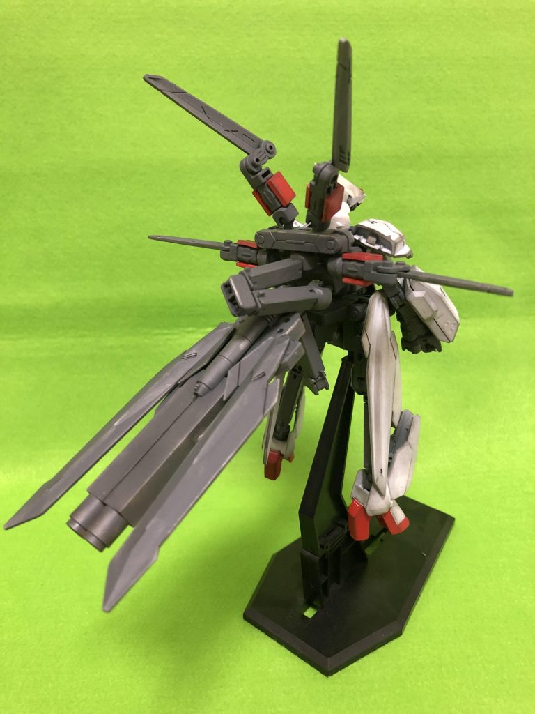 ボールジョイントとアームでバックユニットを支えています。この辺りで何がしたいか、今までのガンダムミクロンをご覧になって下さった方なら察して頂けるかと思います。