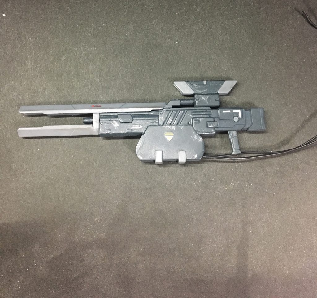 専用ビームライフル
M.S.Gのロングライフルを基盤にし銃口周辺は同じくM.S.Gのレールガンのパーツを流用し制作、エネルギーパックはプラ板で箱組みし、スコープ部分はアメイジングストライクフリーダムのキャノン部分から流用しています！😄
オリジナルに近い形になってよかったです😊