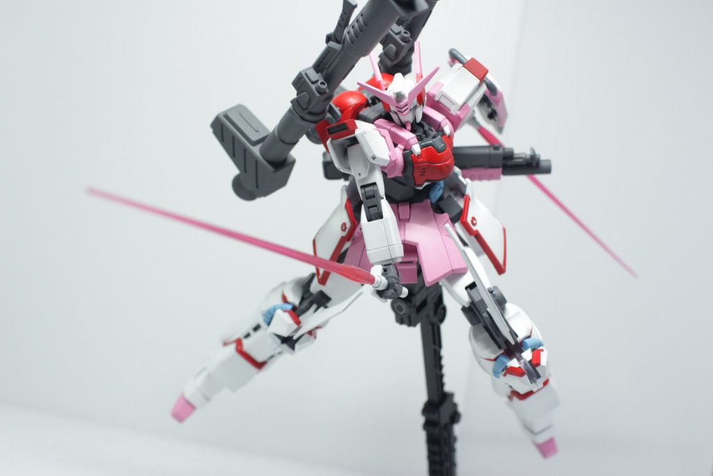 サーベルは2本あるので二刀流も可能。REVIVEガンダムのサーベル刃は長めなので長身機体でも充分映えます。
しかしガンダムタイプの足がローゼンズールなんてあのゲームならではの発想で面白いですよね。