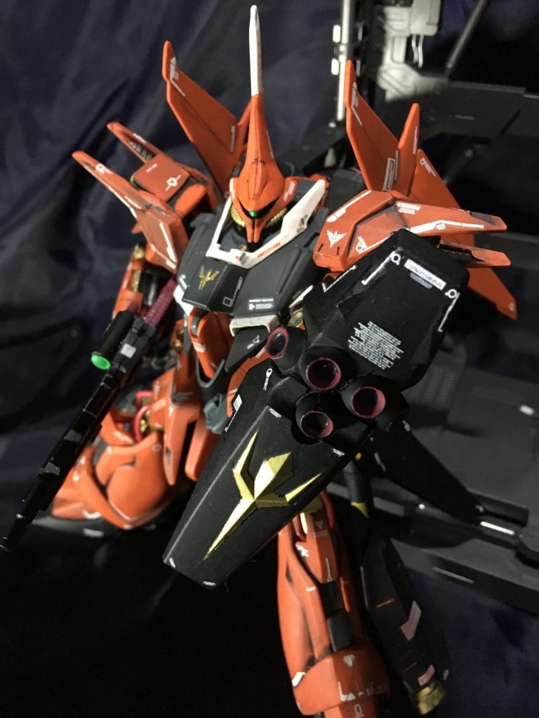 整備員
「盾は相変わらずっすね、武装は増えて無いんすか?」
先輩整備員
「増えて無いね、ロングタイプを持たそうと案があったがコンセプトが状況把握と指揮メインだからな」
整備員
「…今日運ばれてきた機体なのに、先輩詳しいっすね」
先輩整備員
「ん?そりゃな、お前らに指示出す立場だから。前々から色々と聞いてんだよ」
『…こんなメンテナンスがメチャクチャ面倒くさいモビルスーツ案を、喫煙所で話が盛り上がり改造開発に一枚噛んでたなんてコイツには絶対に言えんな』