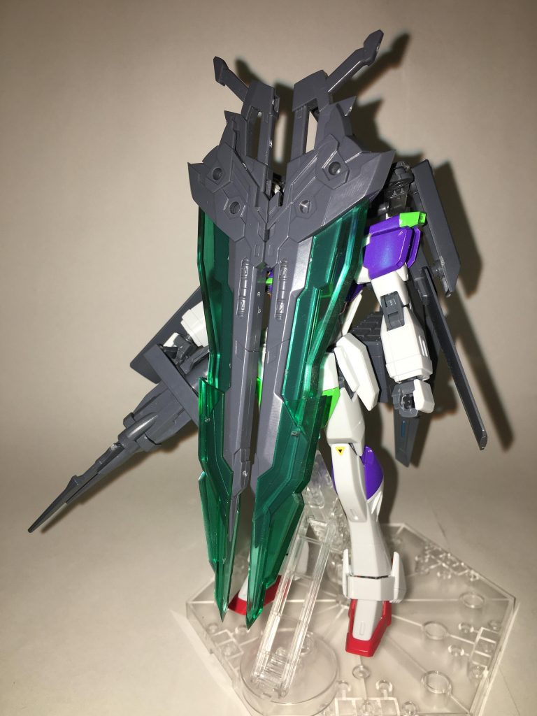 防御形態。正面。ジャケットの各所に設けられた装甲板やシールドバスターソードからビームと同じ特性を持つ粒子を大量に散布し、非常に高い防御力を誇る。また、相手の攻撃が直接攻撃だった場合にその相手にダメージを与えることもできる。