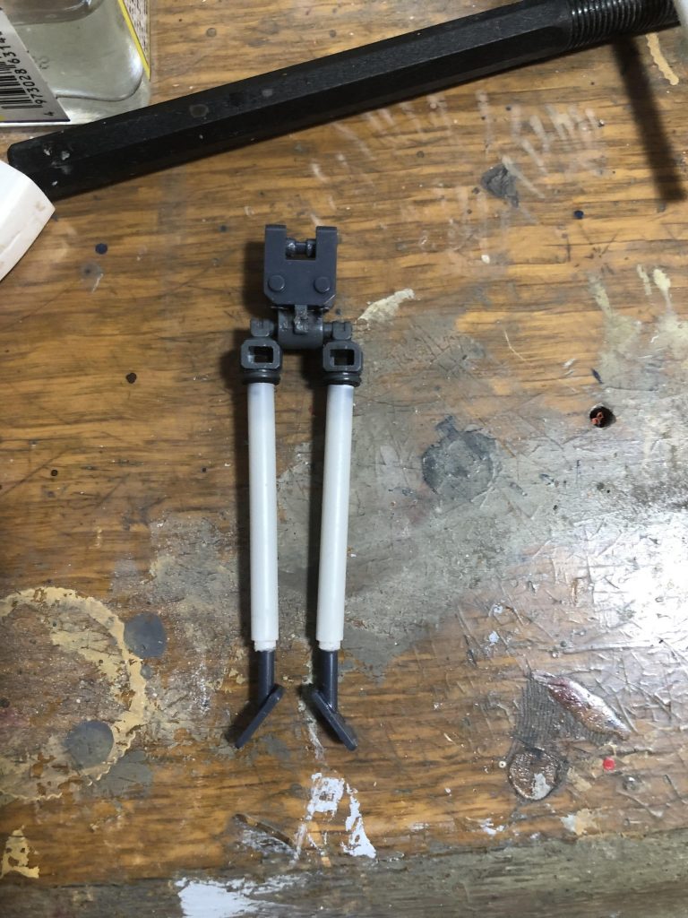 バイポットをスクラッチ、可動、伸縮するようにしてみました。