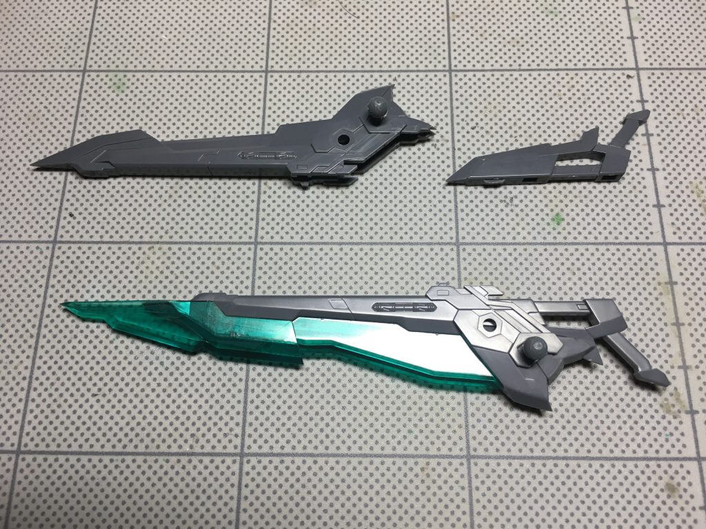 バルムンク・シールドバスターソード。ブレイクジャケットの左右に1本ずつ搭載されている大剣で、実体とビームの刃を併せ持つ。その威力は1回振っただけで、同じクラスの機体を両断するほど。また、持ち手の部分だけを引き抜いて、ビームナイフとしての運用も可能。さらに、防御形態では2本の剣が合体し、巨大なビームシールドを形成する。