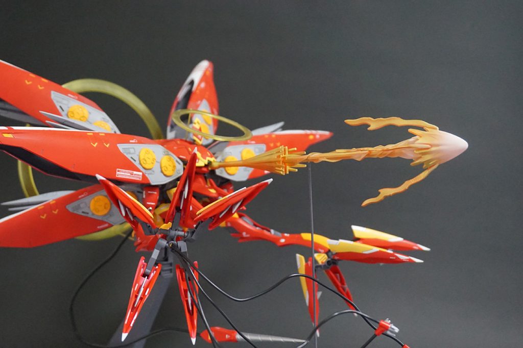 頭頂部及び背面にある円形状のエネルギーは中央部目の部分より大型ビームを発射
時に余剰エネルギーとして漏れていると設定しています。