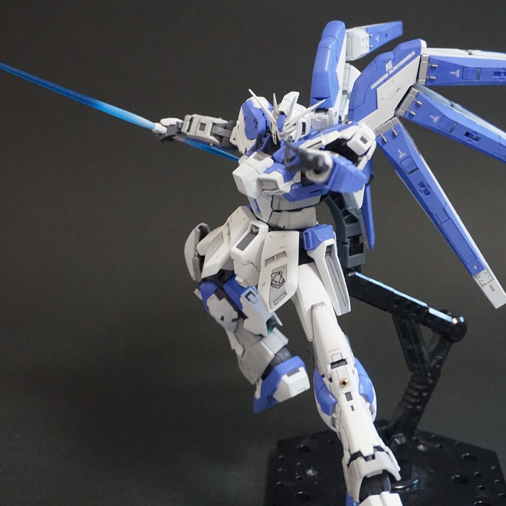 ビームサーベルを構えて