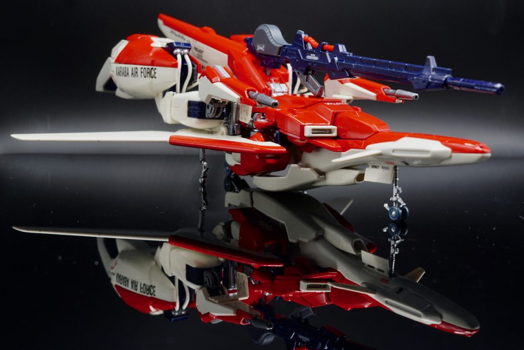 変形もZのように複雑ではなく、デルタプラスの変形に近い感じ。外観はZだけど変形プロセスはプラス系ということなのだろうか?
変形時も各部パーツはかっちり合い「壊れてしまうのでは」という不安定要素は全くない。Zは一度変形させたら破損が怖くて二度と変形させたくないと思ったけどA1は普通に変形を楽しめる感じ。