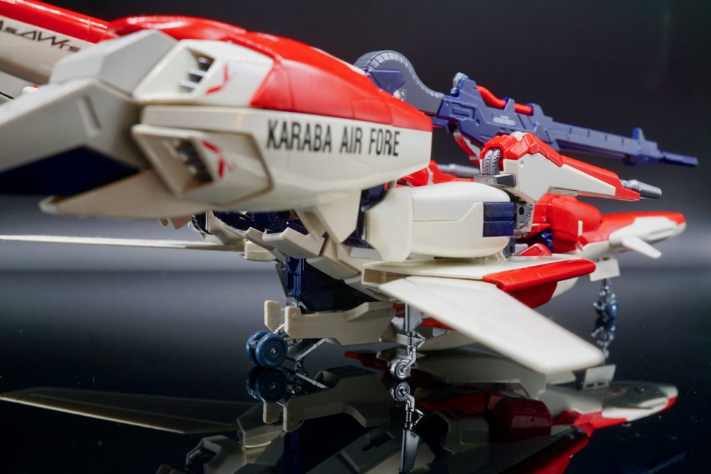 今まで可変MSは断然MS形態の方がカッコ良いと思っていたけど、このA1は飛行形態がすこぶるカッコ良い!変形も難なく出来るので珍しくMS形態と飛行形態の両方を気分で楽しんでいる。