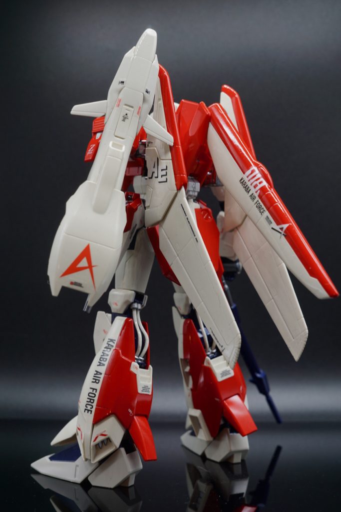 当初は連邦軍極東基地配属の日本の国旗をボディー色にあしらった日本人エース専用機という脳内設定で塗装開始。が、実際に塗装が終わり改めてボディー色を見てみると日本の国旗色というよりはスーパーエースのアムロの機体のように見えて急遽設定変更。従来のアムロが使用したテスト機の設定通りのデカールを貼ることに。