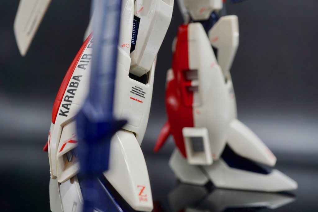 メタリックじゃないソリッドな塗装で若干プラスチック感が拭えなかったので全身にデカールを貼り密度向上を狙う。デカールの参考にしたのはGFF。結構な数のデカールを貼った割に余り目立たなかったのは予想外。