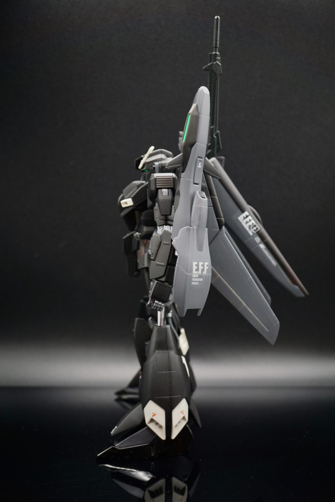 当初はグレーのUCカラーに塗装していたものの、もしかしたら黒に塗ったらカッコ良いんじゃね？という事で急遽ボディーカラーを黒に変更。全身まっ黒の隠密可変MSにしようかと思っていたところ、まっ黒だと面白みに欠ける（！？）かもと思い羽をグレーに。結果こんな感じのステルス仕様に仕上がりました。