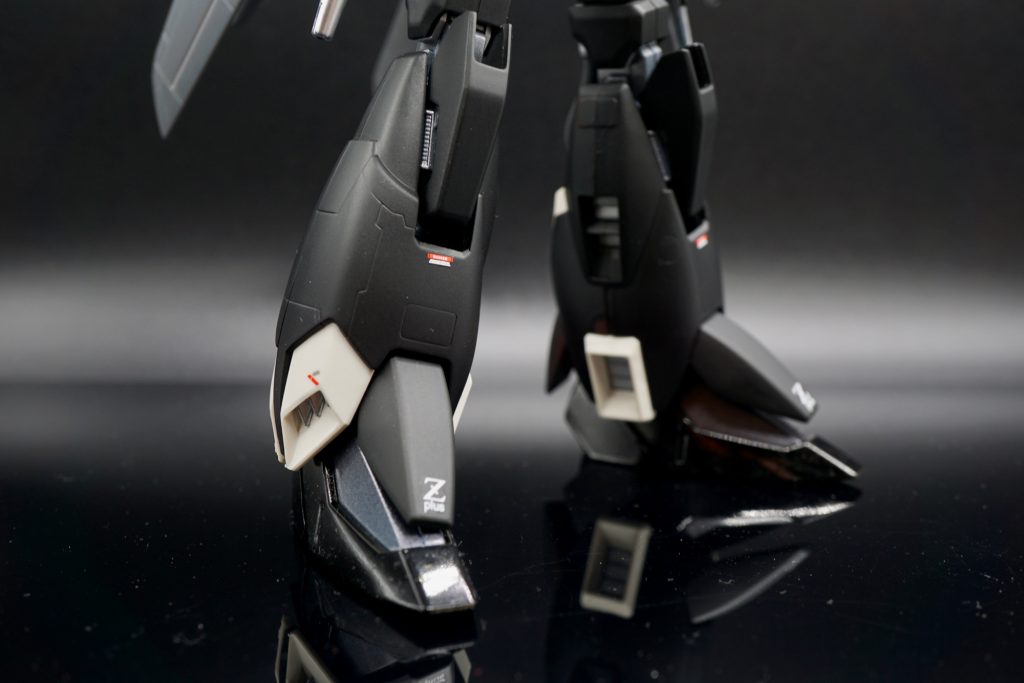 ステルス仕様という事でボディーのデカールは少な目。今回は全くのデカール無しでも良いかもと思ったほど。