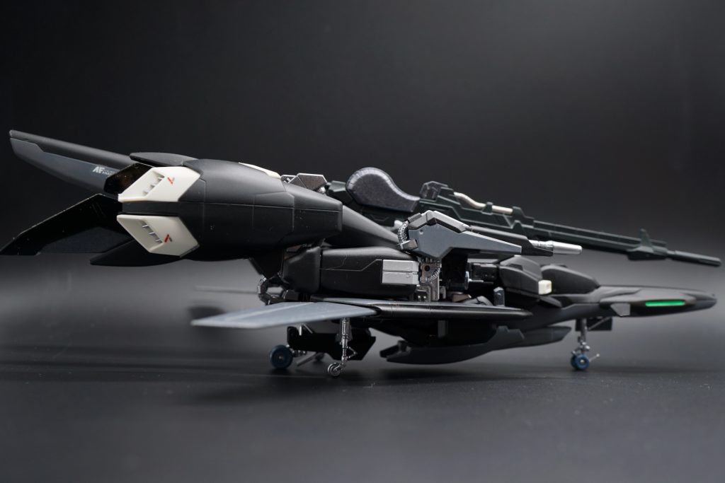 A1の飛行形態って本当にカッコ良い！アクセントのシルバーが効いていてとても良い感じにまとまったウェーブライダー形態。