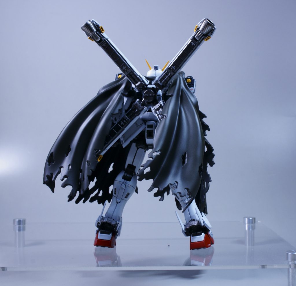 HGUCやMGでは折り紙みたいなマントでしたがRGではめちゃくちゃカッコいいマントが出ましたね!
艶消しするだけでカッコいいと思ったのですが、せっかくなので塗装を工夫。
メカサフヘビィを全体に塗装→黒サフで全体の縁やしわになってる所に濃さを調整しながら塗装
タミヤカラ―のオリーブドラヴ2を全体に塗装
これでオリーブドラヴが下地の影響を受けて、お手軽に陰影のあるマントになったかなと思います。
一応軽くウェザリングもしてますが効果は微妙な気がします(-_-;)