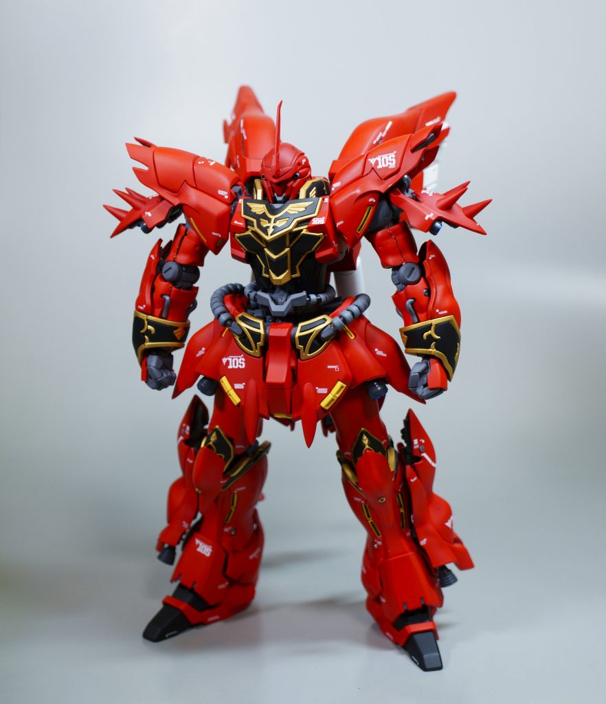 RGシナンジュは胴体から腰にかけて関節が複数ある様でバックパックの重みに耐えれず自立が難しいキットですが、Gpartsさんが販売しているジョイントガードで補強したり瞬間接着剤で関節の動きを制限させることで頑張れば自立できました。