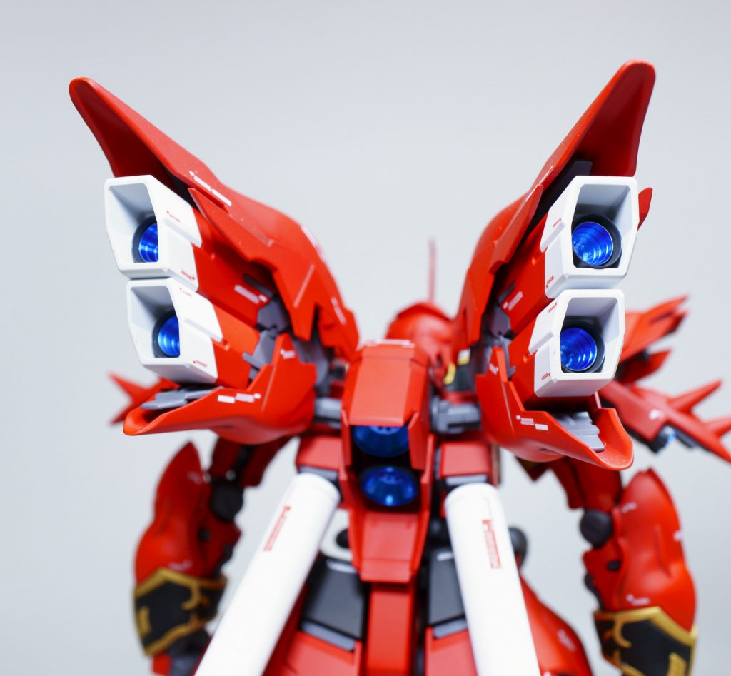 各装甲の縁を薄く加工してエッジがしっかりした印象を目指しました。
ジオン系のMSはツンツンが命ですね。