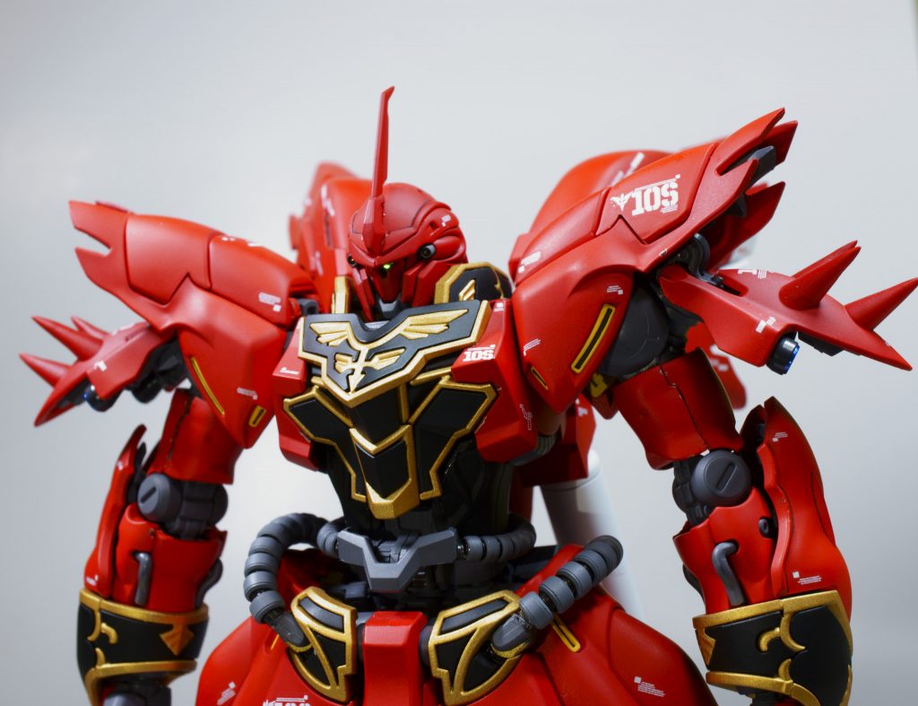 モノアイはハイキューパーツのVCドームを取り付けました。シナンジュは目の付近があまり開いていないのでここも見えやすいように削っています。が…やはり少し下から見ないとハッキリとはわかりません。。。でもカッコいいのでOK