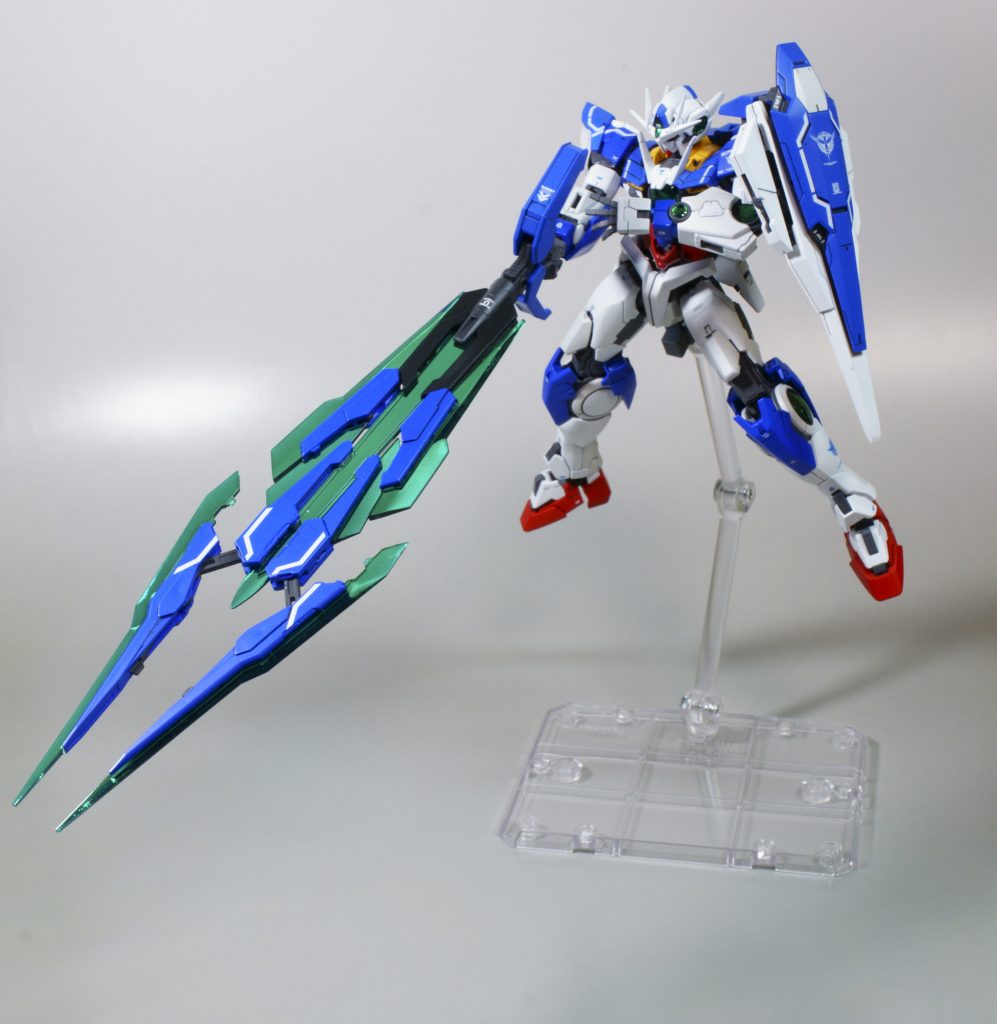 今回びっくりしたのは全塗装したのにガシガシ動いてポージングも決まるってところです。RGクアンタが評価いいのは知ってましたがなるほどな、と思い知りました笑
塗装については青と白が色分けされてるので使い分けたつもりがあまり差が分からない配色になってしまいました(-_-;)　まぁカッコいいからどっちでもいいんですけど！