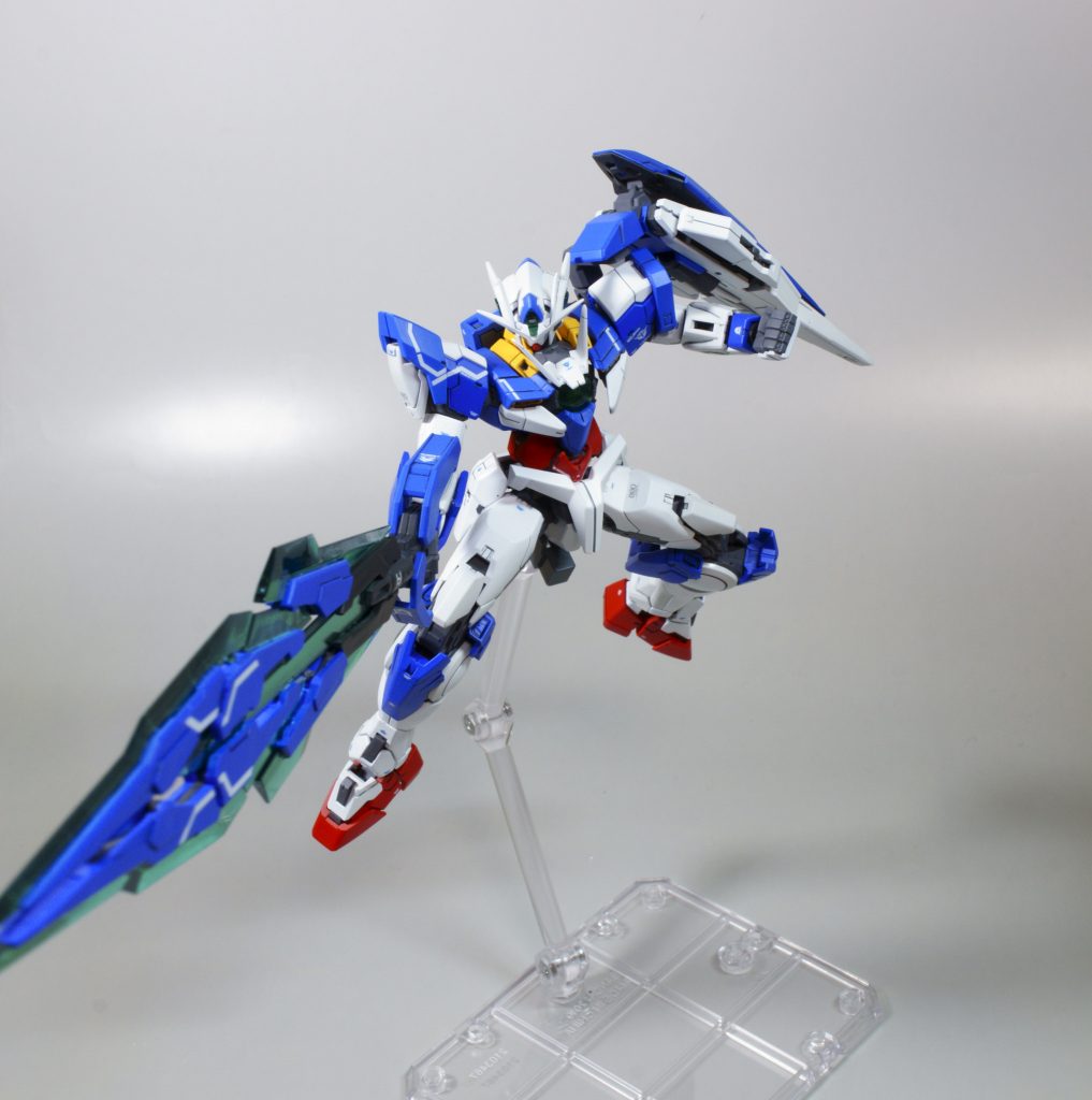 バスターソード
Gpartsさんで購入したジョイントガードを肩の軸に貼り付けているので保持が可能になりました。やっぱり大型武器はこうでないと！