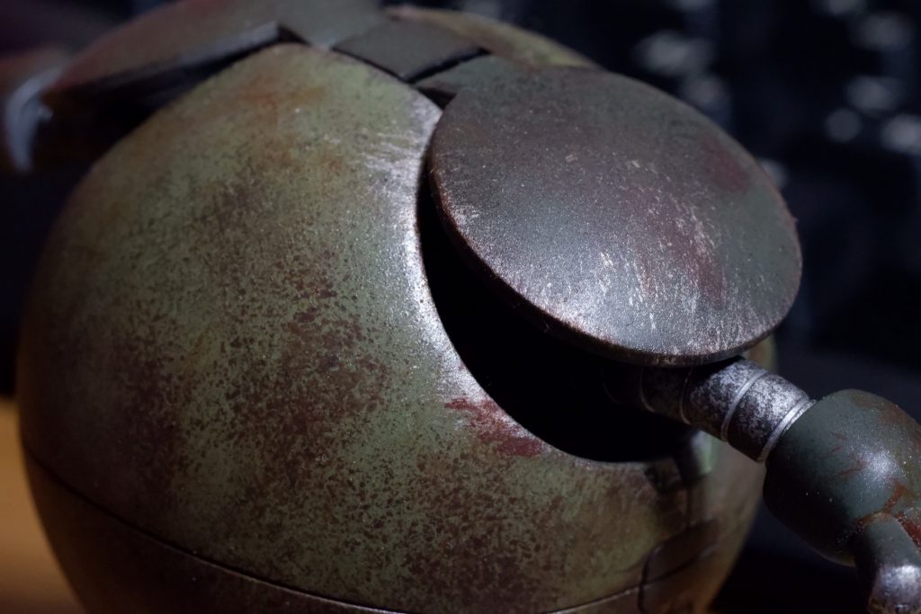 スポンジチッピングですが、擦り方でいろんな表情が出ますね。
サビ表現としてのマホガニー、悪くないと思います。