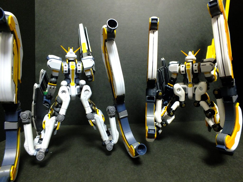 背面 サブレッグのアームを改造しています。球体関節は制作できないので、形状と最低限の可動域を確保しつつ制作しました。アームで見えませんが、リアアーマーの位置も下げています。