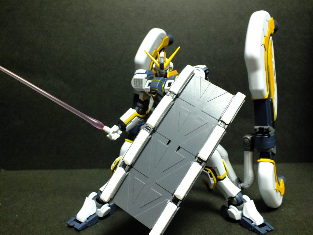 ビームサーベルとブレードシールド
BF版のシールドの白い部分は「メデューサの矢」が格納されており、埋められているのが正しいので、修正しました。