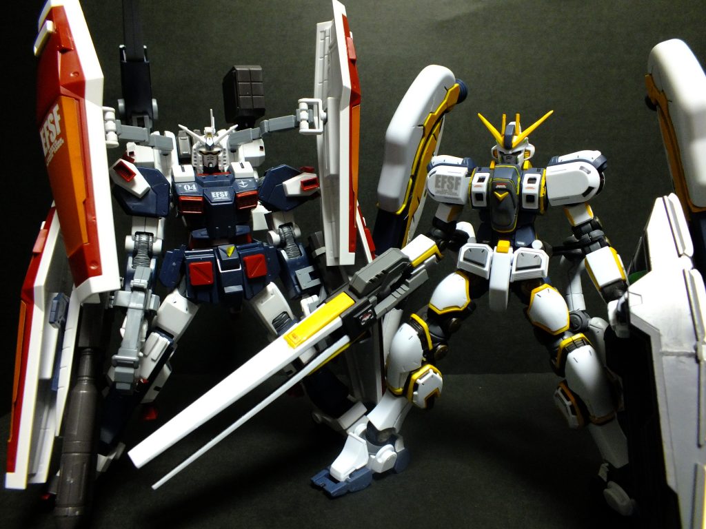 おまけその1 FAガンダムと並べて。どちらも本体は細いですが、武装でシルエットが大きくなっている機体です。