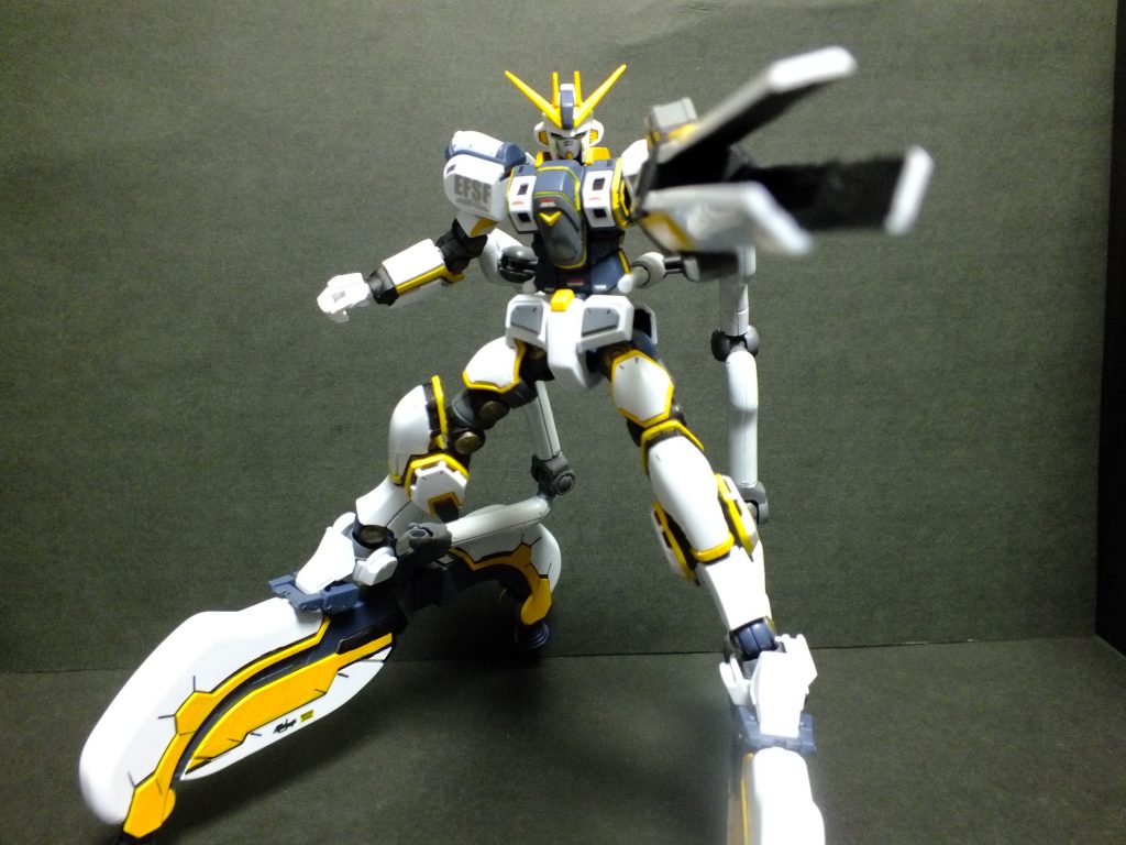 アニメでの初登場時は左手でレールガンを保持していました。