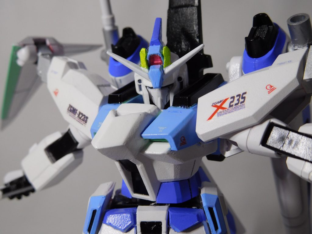 元のセイバーの顔が気に入らなかったので、ライトニングＺを移植。
カメラ部分はビームサーベルのランナータグを切って、裏側にアルミテープを張り付け。