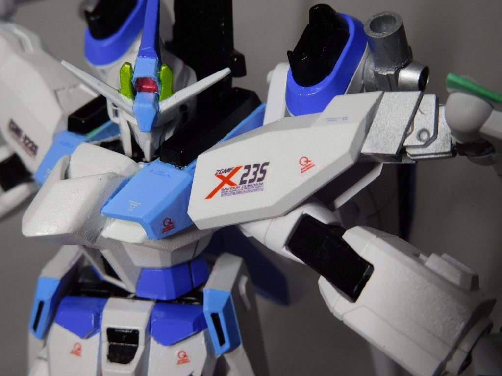 肩のウィング接続部とビームサーベルラックはブキヤのパーツで。

トサカ部分はプラバン貼っ付けてちょびっとヴァンっぽく。