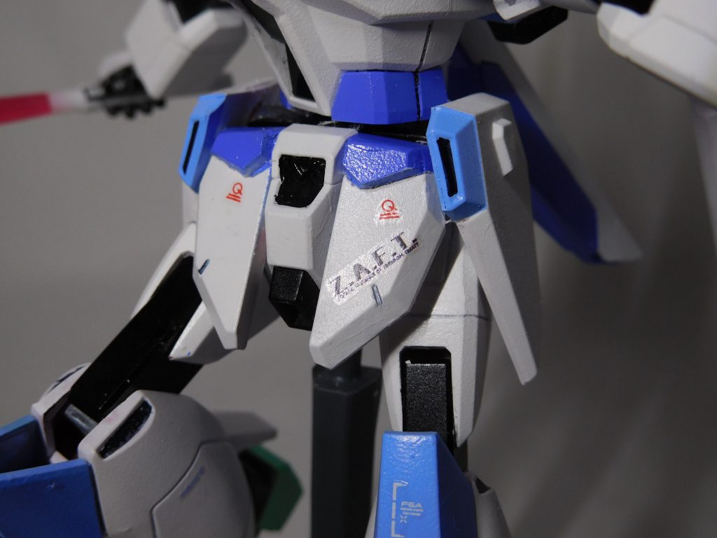 1/100のガンダムデカールにも1/144に丁度良く使えるものがあるん。