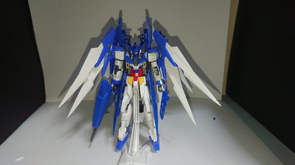 チャンピオンのAGEⅡマグナムがFXの要素を取り入れているのに対し、ドラッヘはダブルバレット、ダークハウンドらAGE2のバリエーション機の要素を取り入れて制作