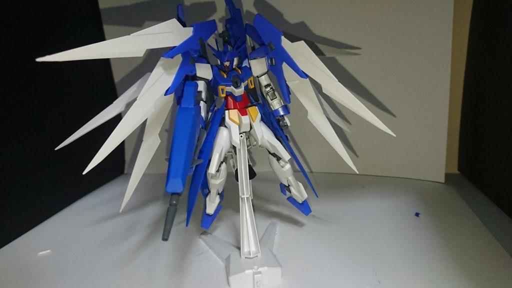 色んなパーツが干渉しまくってろくにポーズが…きっと実際にガンプラバトルするとしたらまともに戦えないと思われます()