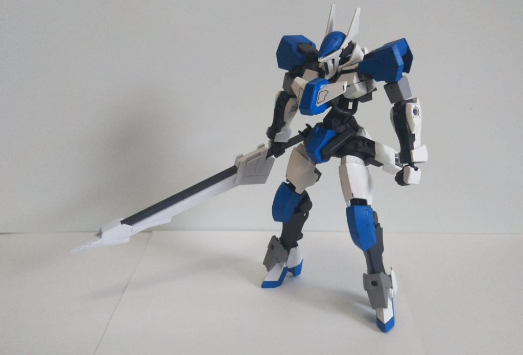 正面。
装甲ほとんどなしで発掘されたヴァルキュリアフレームに、比較的入手しやすいグレイズの装甲を追加した設定なので、随所にグレイズのパーツを使用してます。