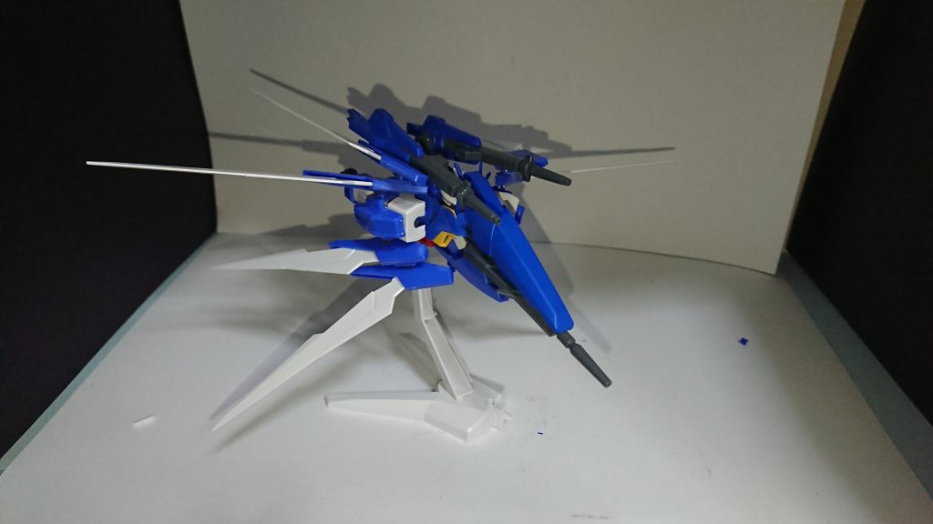 変形その1
主に機首のハイパードッズライフルや背面にマウントされたドッズキャノンによる火力支援が仕事のストライダーDB